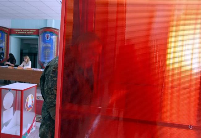 Żołnierze głosują w wyborach przedterminowych na Białorusi
