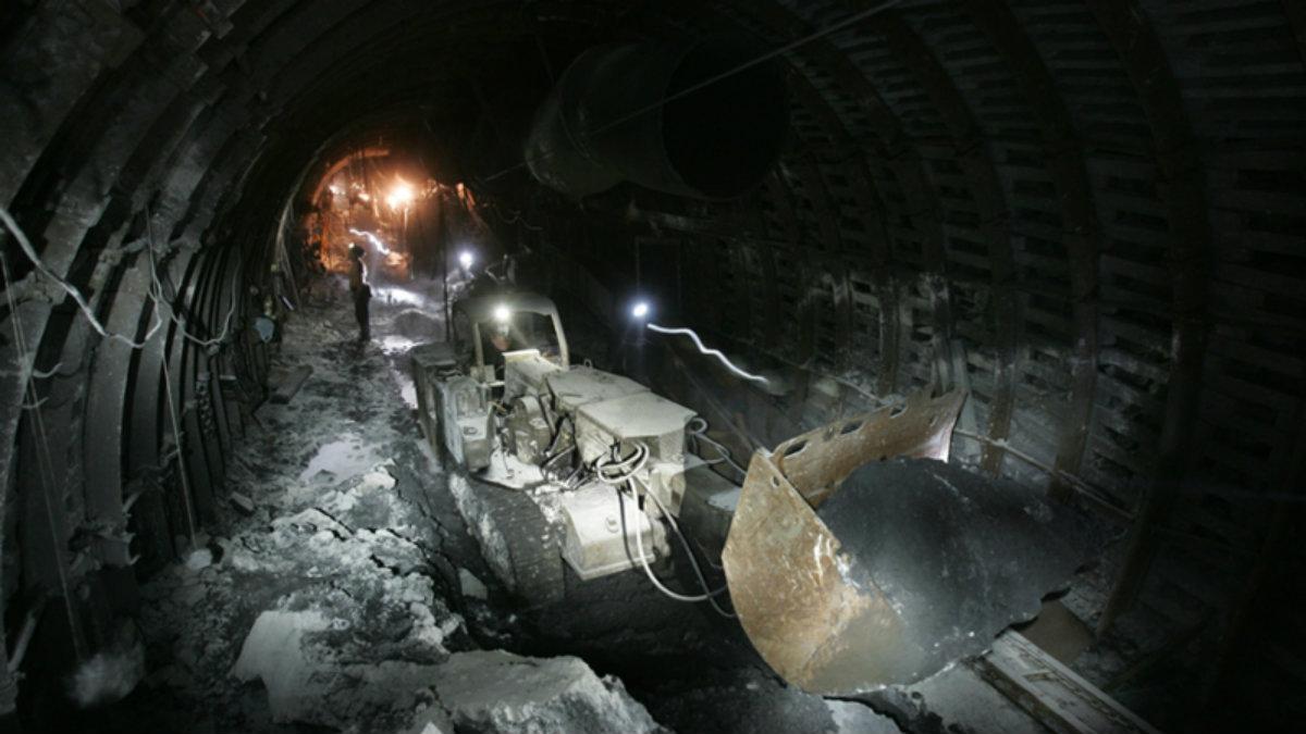 Wstrząs w kopalni Rydułtowy. Ratownicy wydobywają ciało górnika