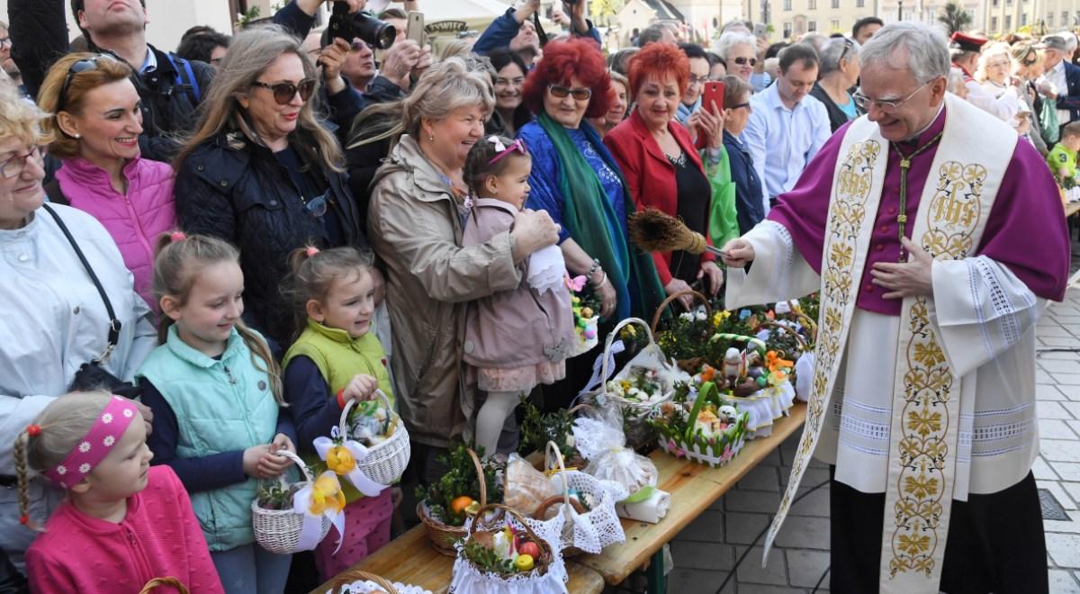 Tłumy wiernych z całej Polski przyjechały na krakowski Rynek święcić pokarmy