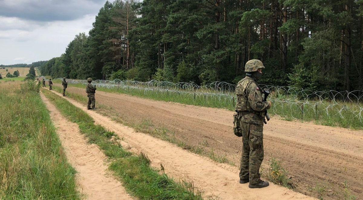 "Oddawanie strzałów w powietrze, rzucanie kamieniami, obrażanie". Żaryn o sytuacji na granicy z Białorusią
