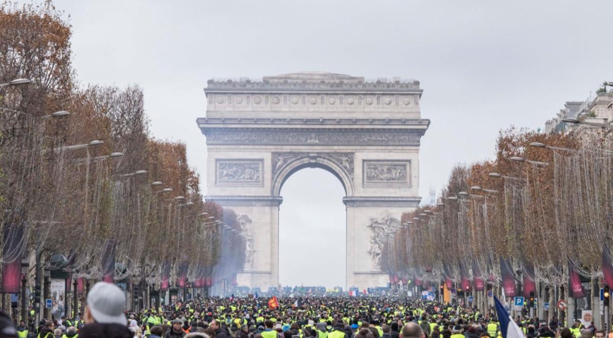 Manifestacja "żółtych kamizelek". Ambasada RP w Paryżu ostrzega