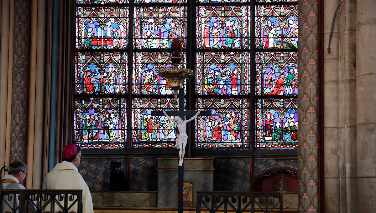 Adoracja korony cierniowej Chrystusa. To najcenniejsza relikwia we Francji