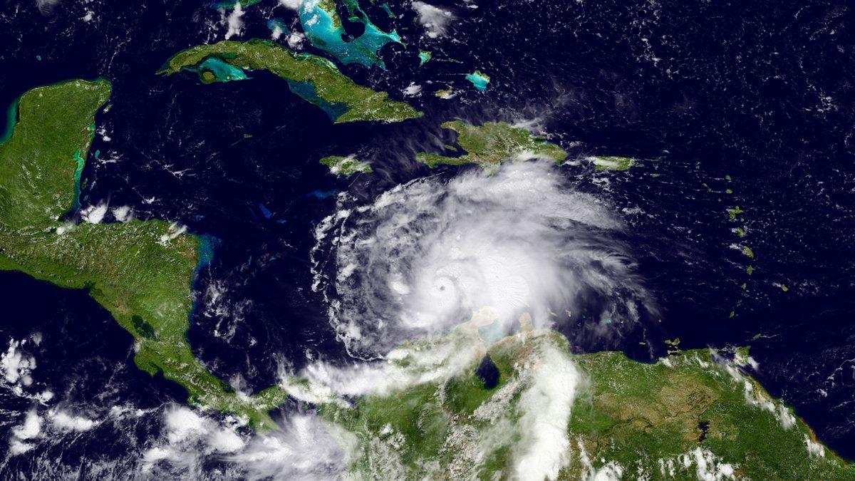 Najgroźniejszy od lat huragan Matthew przechodzi przez Karaiby
