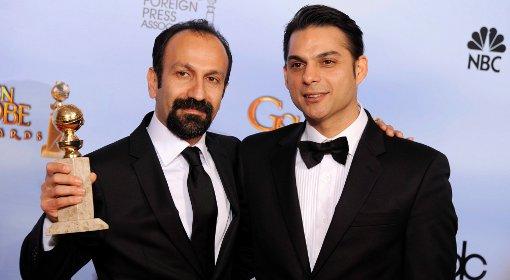 Irański reżyser Asghar Farhadi (L) i aktor Peyman Moaadi (P) pozują ze Złotym Globem dla najlepszego filmu zagranicznego. Statuetę wygrało "Rozstanie".