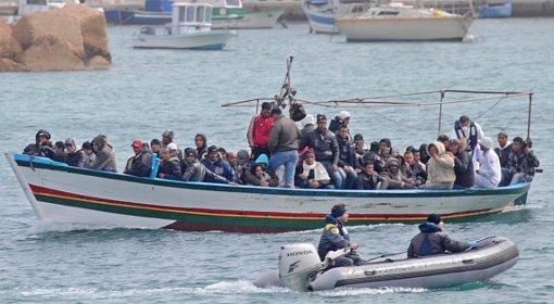 Zatonął statek z imigrantami z Tunezji. 35 osób uznano za zaginione 