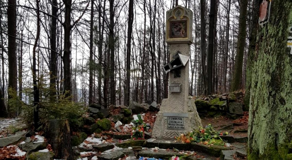 Bielsko-Biała: podejrzewany o dewastację kapliczki i profanację krzyża zatrzymany
