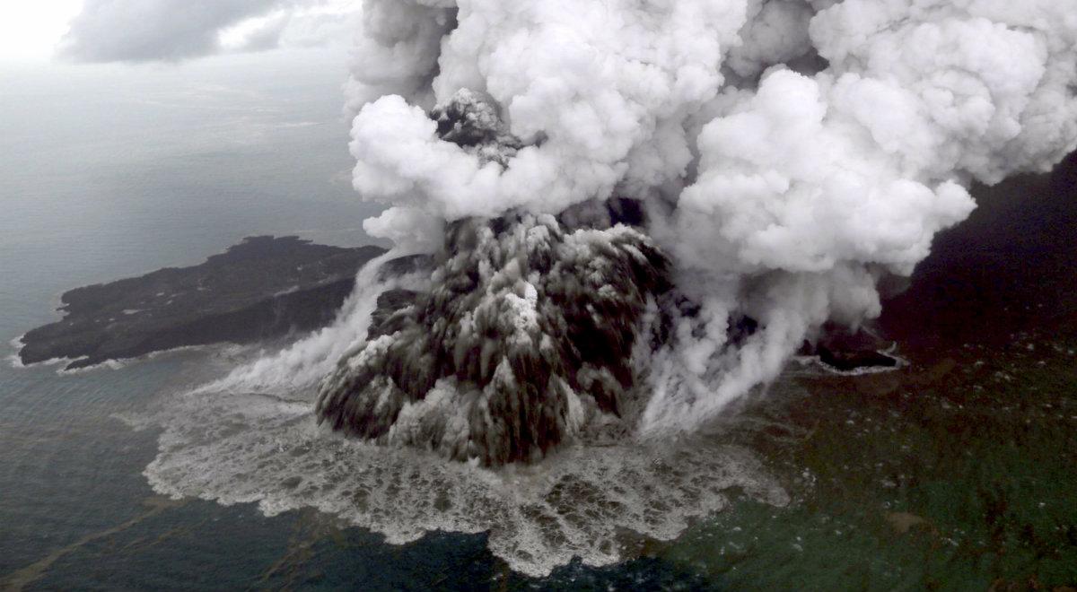 Indonezja: czerwony alert i zakaz lotów w rejonie wulkanu Anak Krakatau