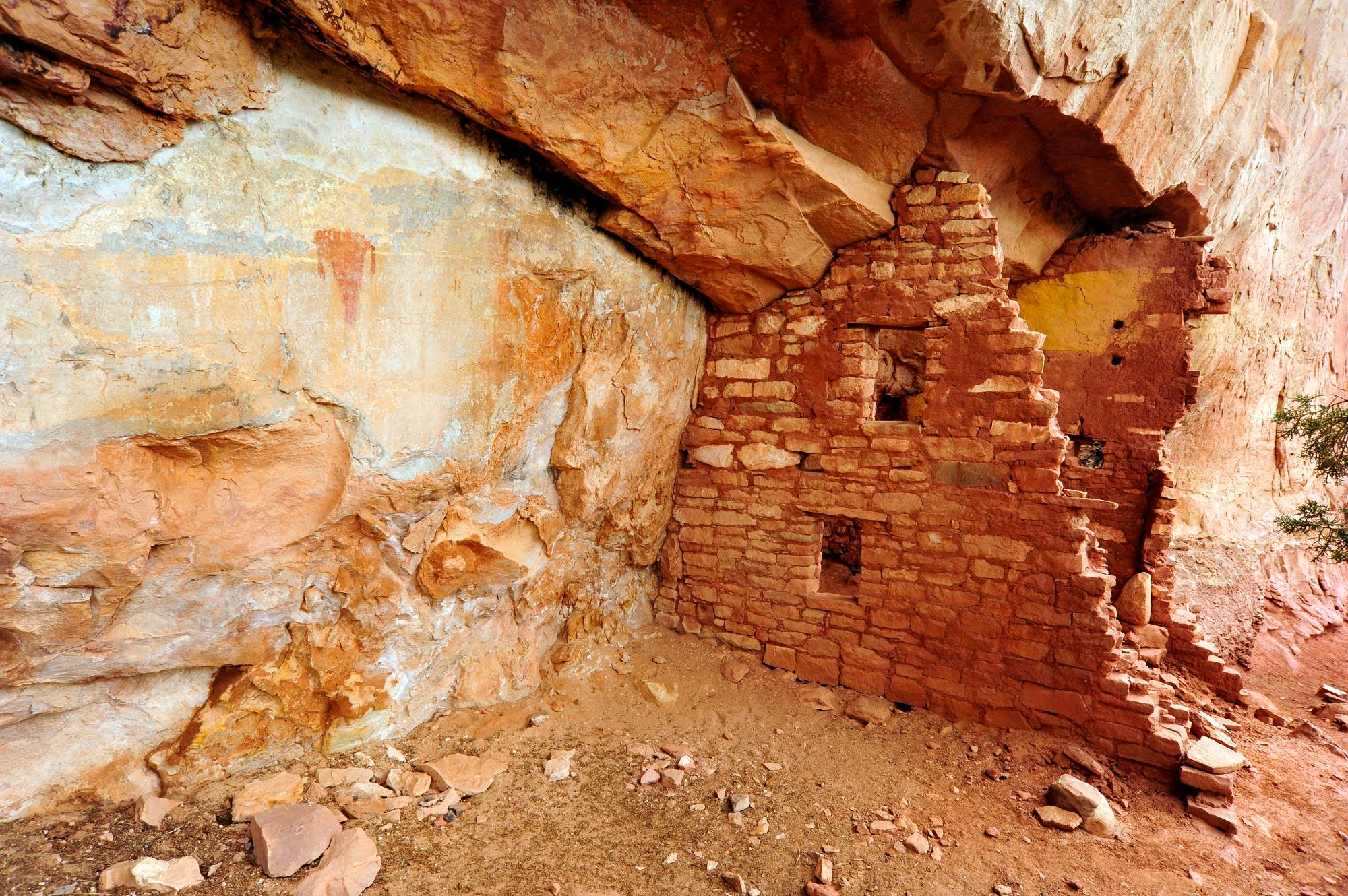 Fragment jednej z osad starożytnych Indian Pueblo, The Gallery w Kanionie Rock Creek, badana w ramach polskiego projektu w Kolorado (widoczne są kolorowe tynki-murale w jednym z budynków) oraz sztuka naskalna (malowidła)
