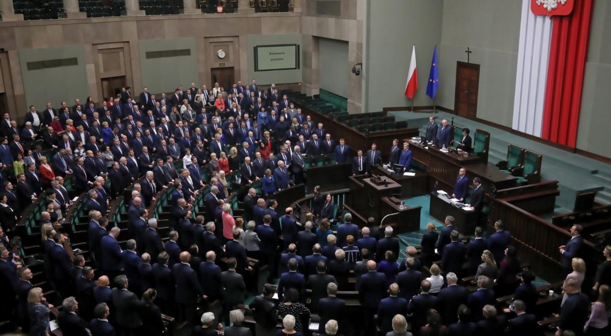 Sondaż: PiS niezmiennie z największym poparciem Polaków