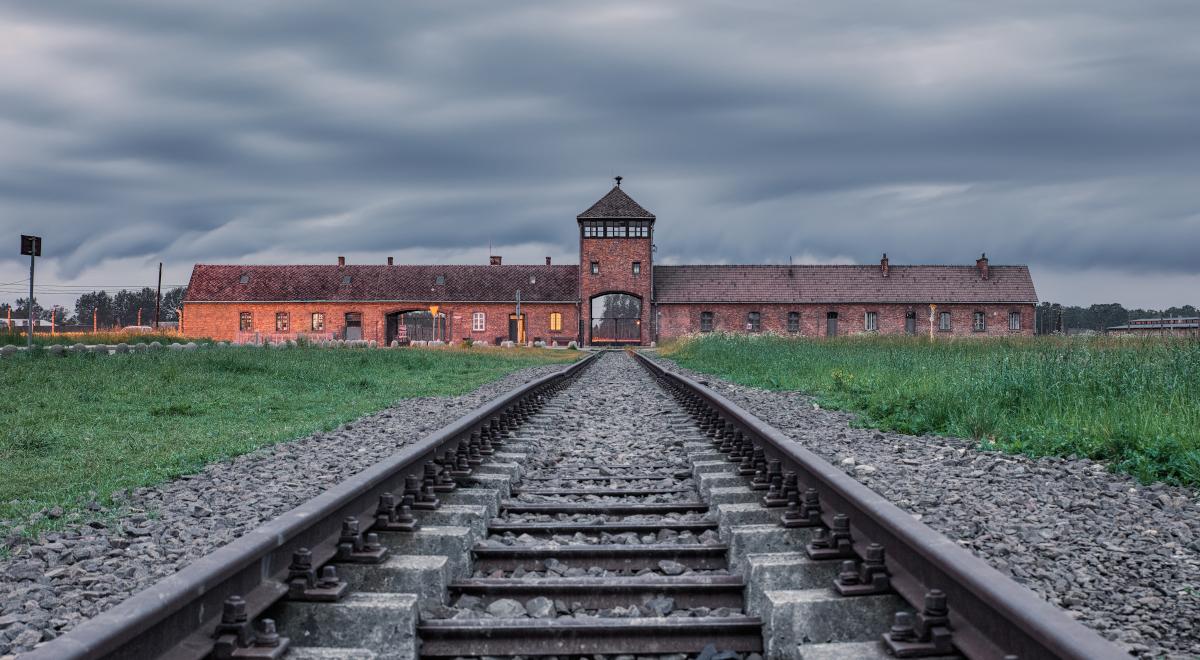 Upamiętniono kolejarzy, którzy pomagali więźniom Auschwitz. Szydło: ich życie było zamienione w piekło