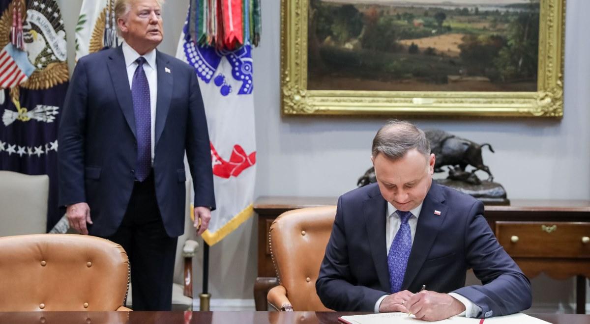 Donald Trump stoi, Andrzej Duda siedzi. Odwrotna sytuacja wywołała kiedyś lawinę komentarzy