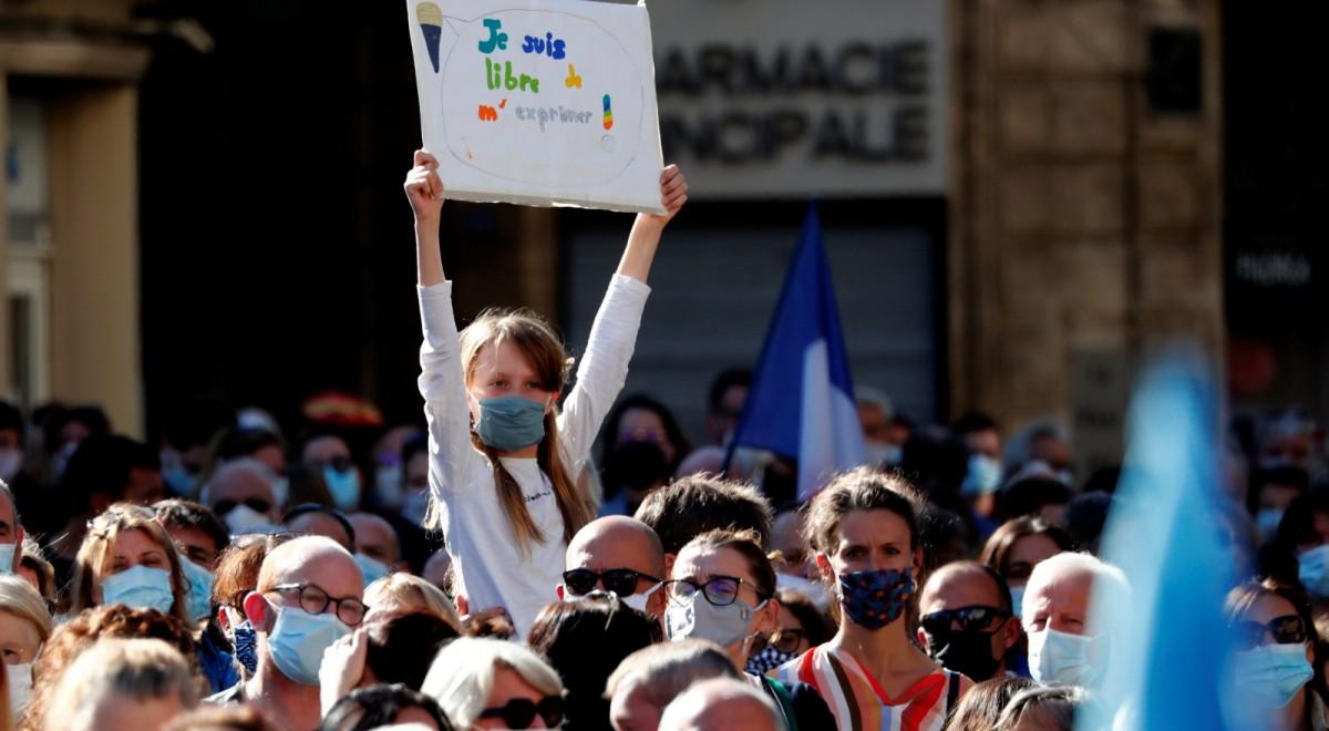 "Nie totalitaryzmowi myśli". Tysiące ludzi manifestowało w Paryżu po zabójstwie nauczyciela