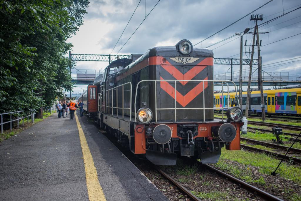 Pociąg retro na trasie z Chabówki
