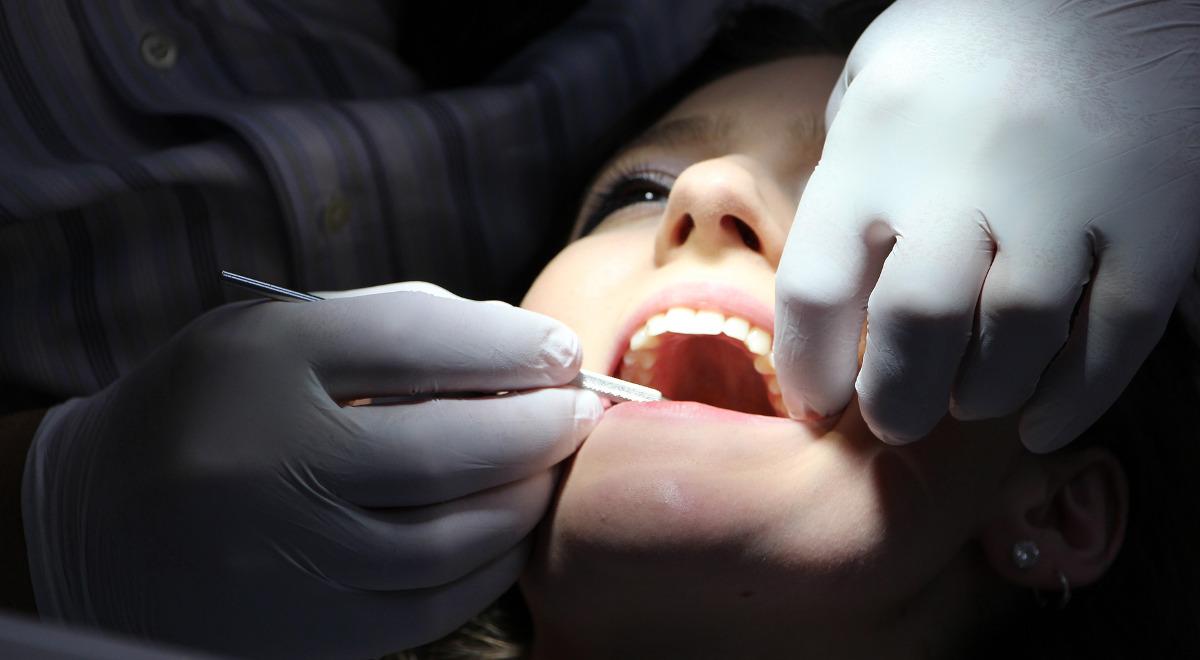 90 proc. Polaków nie stać na dentystę. Co dziesiąty leczy zęby na kredyt