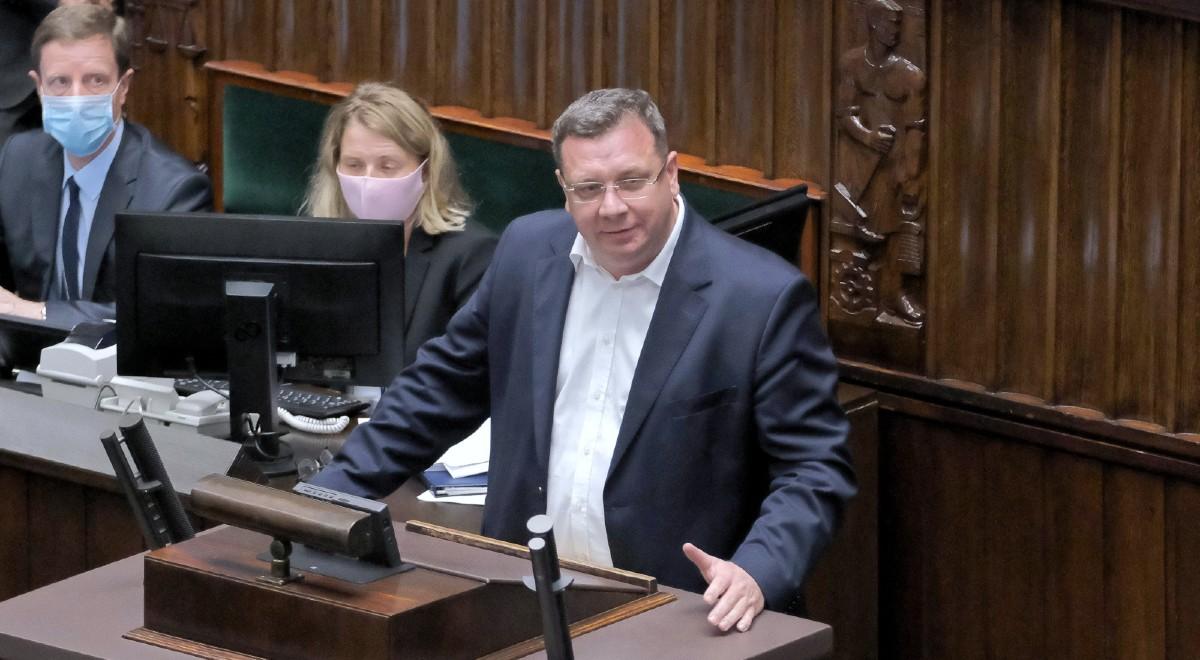 Sejmowy spór o zarobki w budżetówce. Wójcik do posłów opozycji: pretensje należy kierować do Tuska