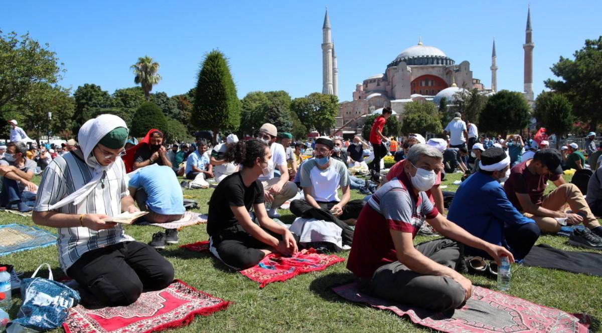 Pierwsze modły w Hagia Sophia. Najsłynniejszy zabytek Turcji od dzisiaj jest już oficjalnie meczetem