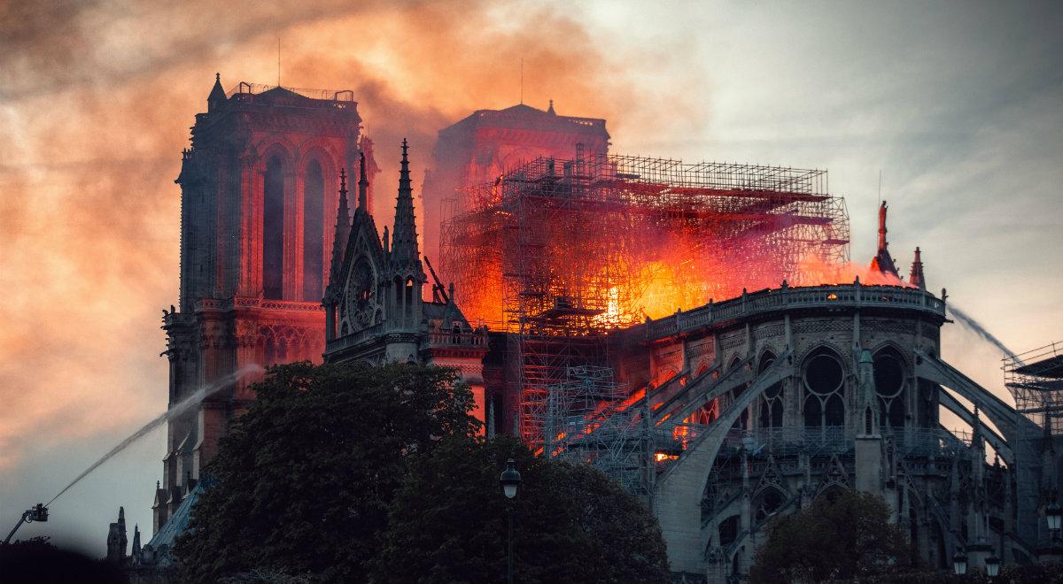 Francja: trwa usuwanie szkód po pożarze Notre Dame. Odbudowa najwcześniej w 2020 roku