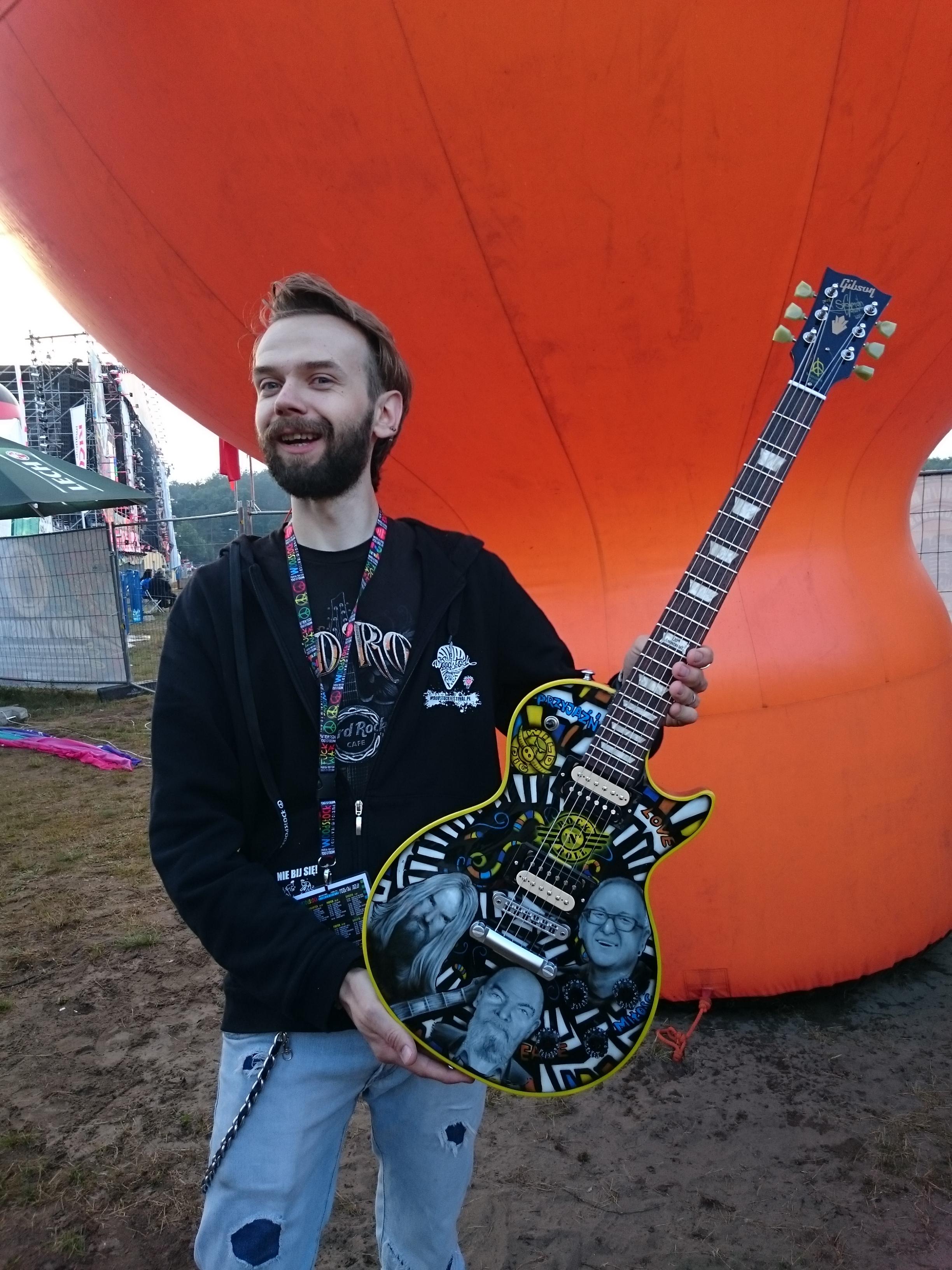 Szymon Chwalisz i jego gitarra  