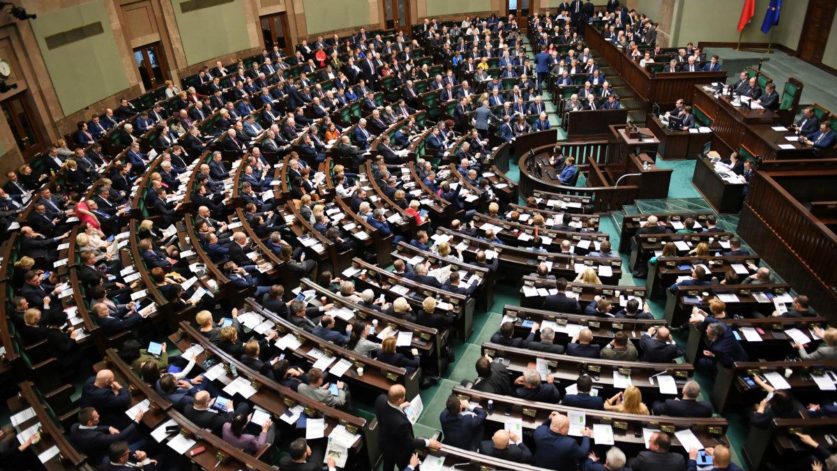 Sondaż CBOS: ponad dwukrotna przewaga PiS nad PO. Wiosna i PSL poza Sejmem